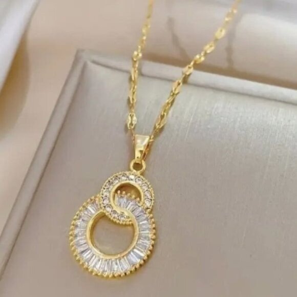 18k Gold Plated Crossover Circles Titanium Steel Diamond Necklace - Picture 1 of 9